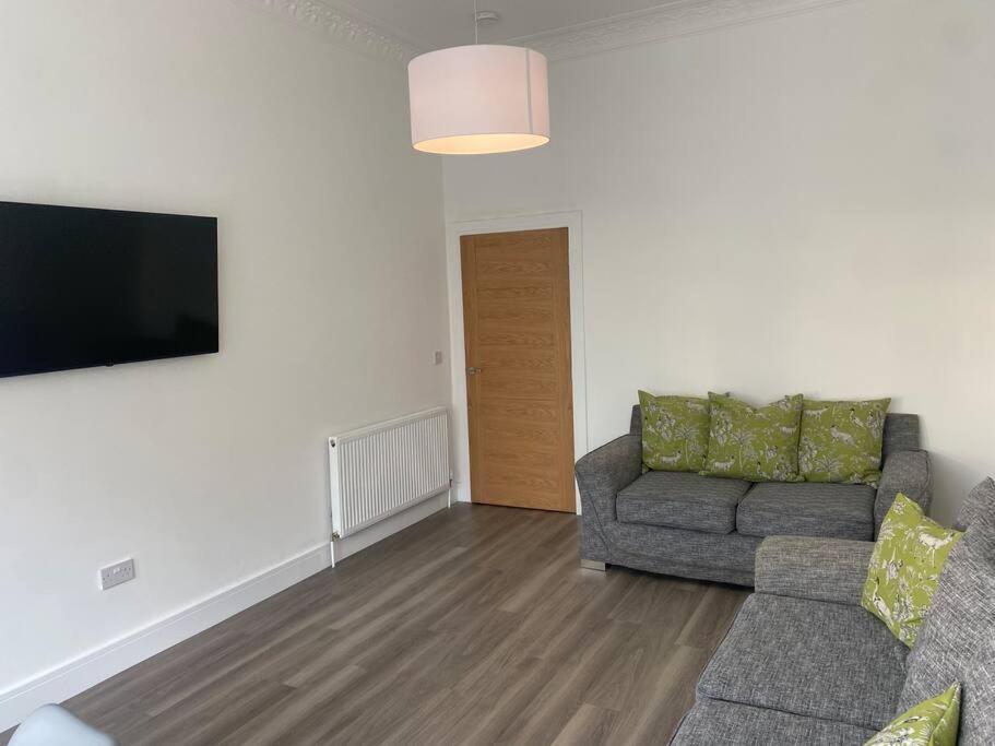 3 Smithhills Spacious Sleeps 4 Apartment Paisley